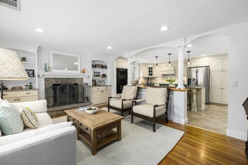 124 Maplewood Dr, Warwick, RI 02818-2521