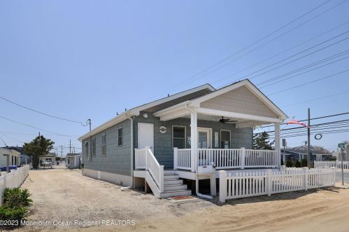 39 Penguin Way, Lavallette, NJ 08735-1318