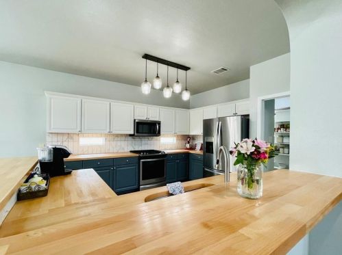 110 Hogan, Uhland TX  78640-5400 exterior