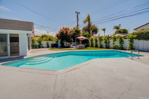 6372 Heil Ave, Huntington Beach CA  92647-4232 exterior