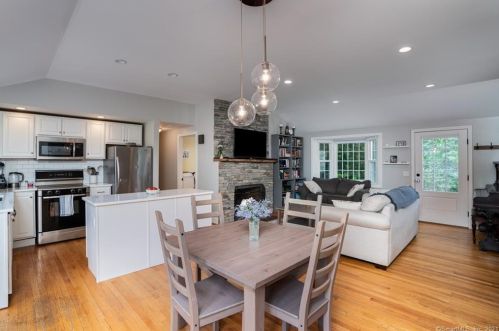 129 Sunset Dr, Glastonbury, CT 06033-4142