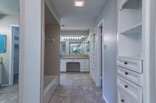 600 Blue Lk Dr, Fort Worth TX  76103-1108 exterior