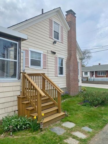 15 Hobson Ave, Tiverton, RI 02878-2015