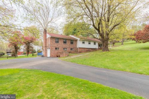 690 Berry Ln, Media, PA 19063-1138