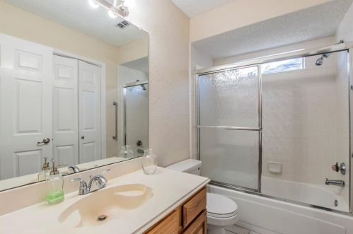 1123 Holly Dr, Carrollton TX 75010-1073 exterior