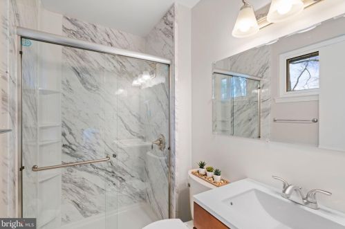 8811 Kenilworth Dr, Springfield VA  22151-1103 exterior