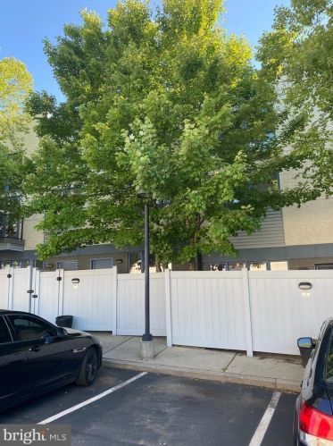 182 Gay St, Philadelphia, PA 19128-4800