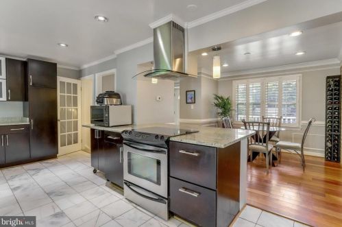6808 Houndmaster Rd, Springfield VA  22152-2715 exterior