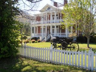 206 Main St, Hampton, TN 37658-3246