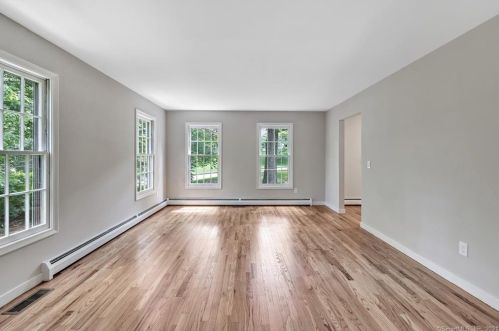 8 Captains Watch, Huntington CT  06484-5914 exterior