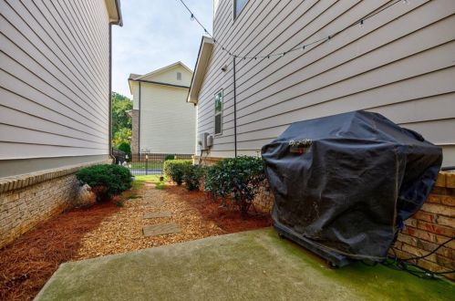 1716 Whitfield Parc Cir, Smyrna GA 30080-2205 exterior