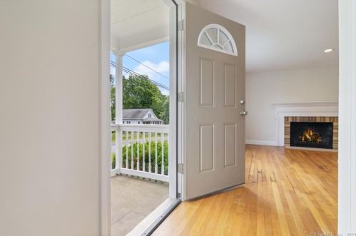 14 Quaker Ln, Quaker Hill, CT 06375-1324