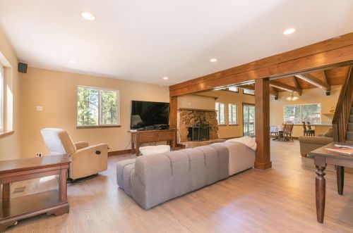 15062 Donnington Ln, Truckee CA  96161-1136 exterior