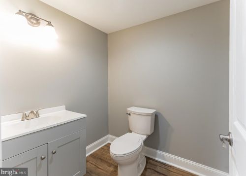 74 Wolf Dr, Trenton NJ 08610-1125 exterior