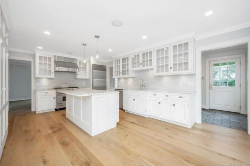10 Thornhill Rd, Riverside CT  06878-1323 exterior