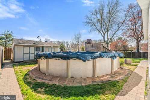 8017 Ellet Rd, Springfield VA  22151-1921 exterior