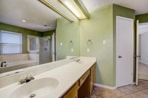 4000 Cortina Dr, Austin TX  78749-4924 exterior