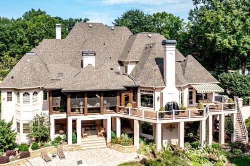 8475 Lazy Oaks Ct, Atlanta GA  30350-3532 exterior