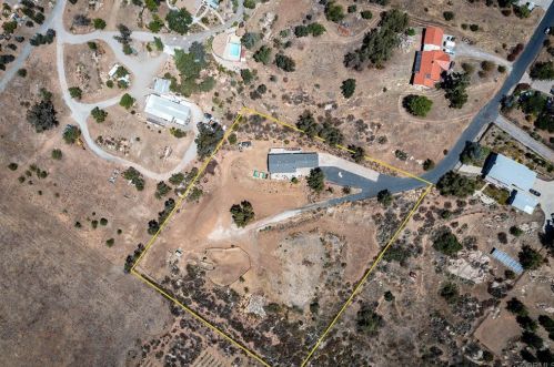 1104 Doomey Dr, Ramona, CA 92065-1858