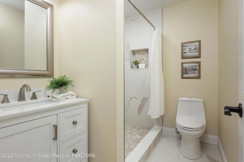 20 Lexington Ct, Tinton Falls NJ 07701-5467 exterior