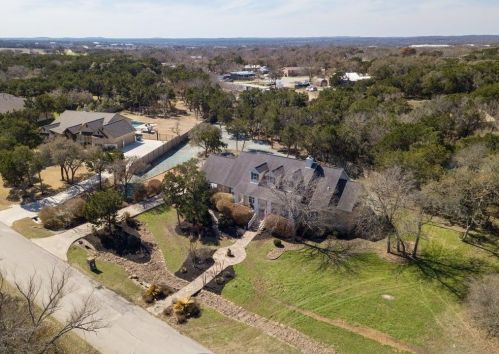 520 Goodnight Trl, Mount Sharp, TX 78620-4518
