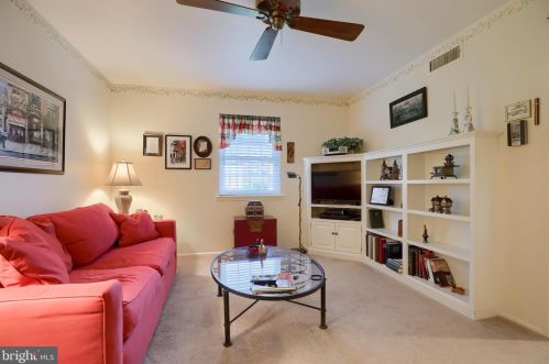 185 Valleybrook Dr, Lancaster PA  17601-4620 exterior