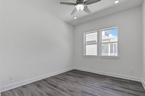 713 Baywood Dr, Taylor Lake Village TX exterior