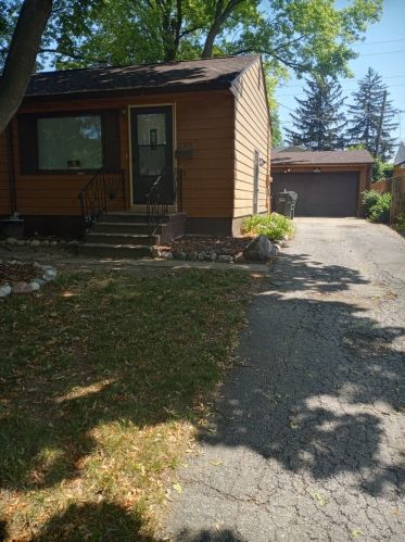 2301 Cheyenne Rd, Waukegan, IL 60087-4670