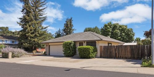 1945 Edgewood Dr, Lodi, CA 95242-2306