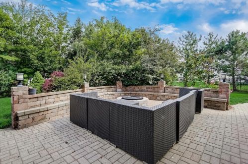 6919 Fieldstone Dr, Willowbrook IL  60527-5295 exterior