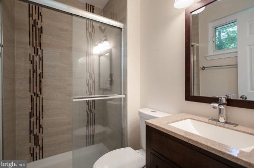 6812 Landor Ln, Springfield VA  22152-3333 exterior