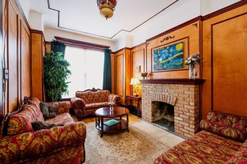 911 Addison St, Chicago, IL 60613-4310