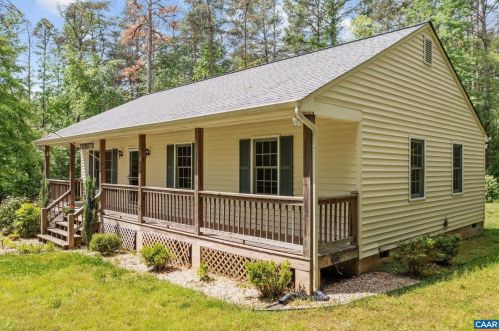 196 Whispering Pine Ln, Bumpass, VA 23024-2825