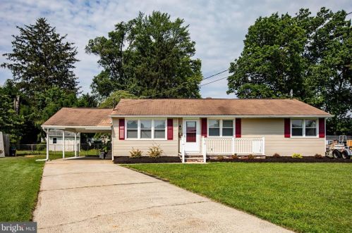 15 Holt Cir, Trenton, NJ 08619-1605