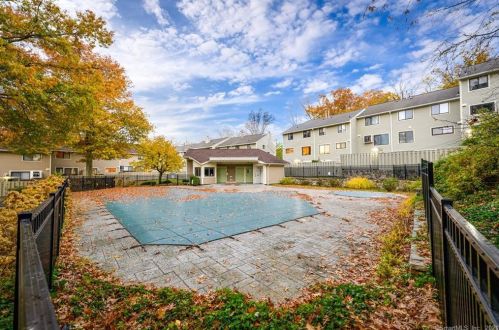 286 Sunrise Hill Ln, Norwalk CT  06851-2103 exterior
