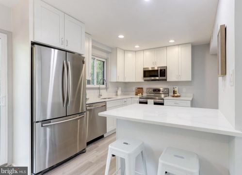 2337 Emerald Heights Ct, Herndon VA  20191-1749 exterior