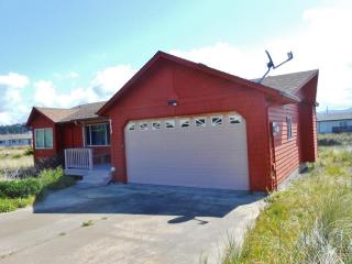 713 Oceania Dr, Waldport, OR 97394-9573