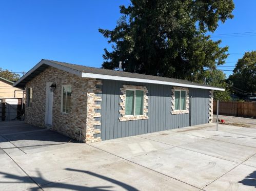 221 California Ave, Modesto, CA 95351-2704