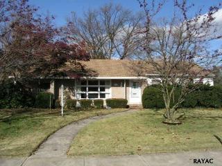 633 Country Club Rd, York, PA 17403-3431