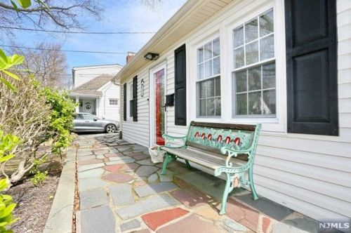 39 Colonial Pkwy, Dumont, NJ 07628-2604