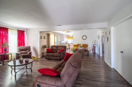 6875 Crest Ave, Riverside CA  92503-1162 exterior