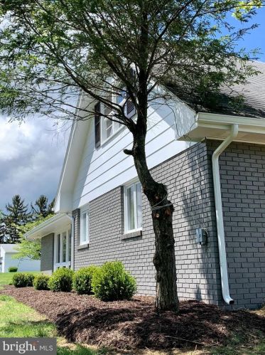 65 Hampton Grove Dr, Berkeley Springs WV  25411-5182 exterior