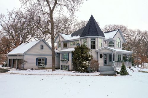 10009 Lilja Rd, Alden, IL 60033-9237