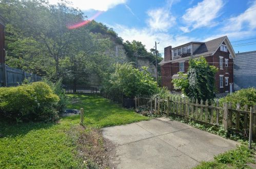 206 Hastings St, Cincinnati OH 45219-1420 exterior