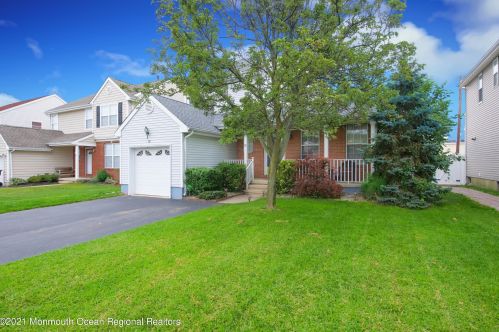 18 Ashleigh Dr, Hazlet, NJ 07730-1673