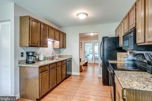 2333 Rosedown Dr, Herndon VA  20191-1631 exterior