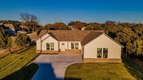 5400 Belaire Cir, Granbury, TX 76048-6551
