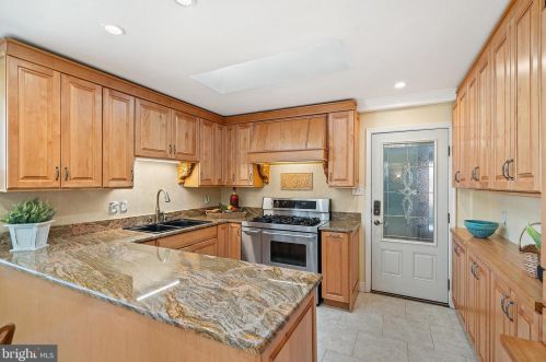 8017 Ellet Rd, Springfield VA  22151-1921 exterior