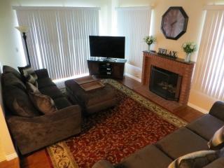 920 Lamark Ln, Anaheim CA  92802-3423 exterior