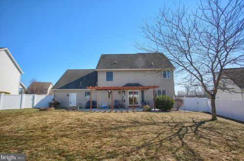 70 Pne Crk Dr, Carlisle PA  17013-9675 exterior